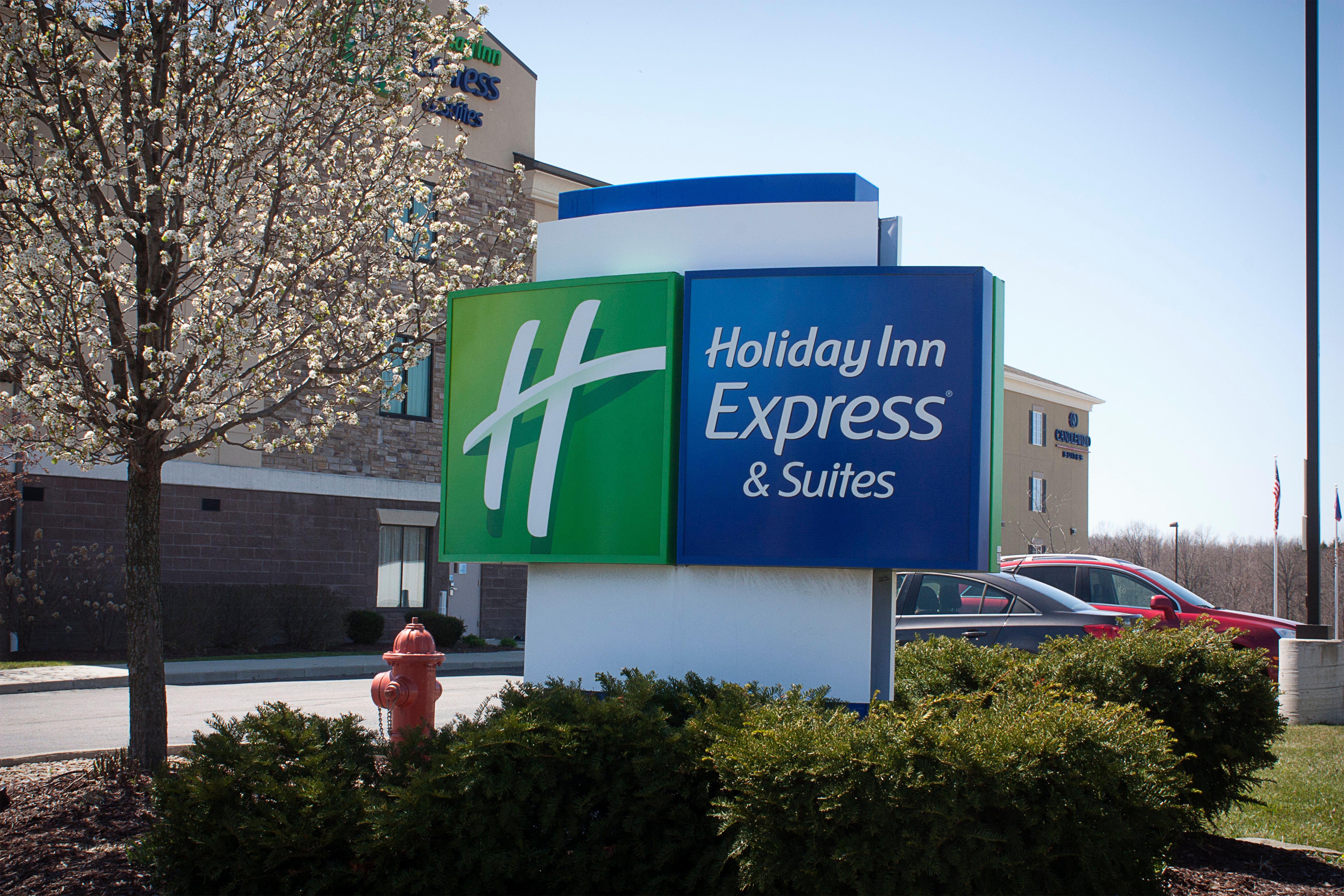 Holiday Inn Express & Suites Youngstown West I 80, An Ihg Hotel Exterior photo
