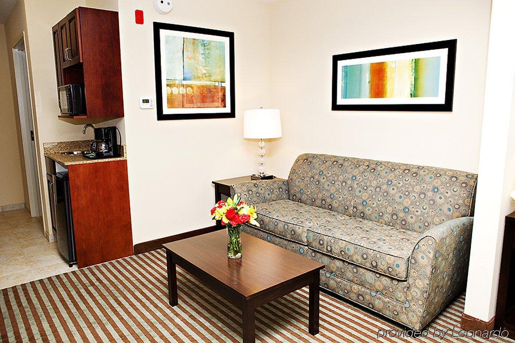 Holiday Inn Express & Suites Youngstown West I 80, An Ihg Hotel Room photo
