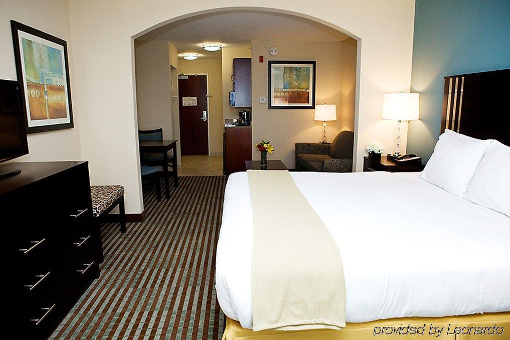 Holiday Inn Express & Suites Youngstown West I 80, An Ihg Hotel Room photo