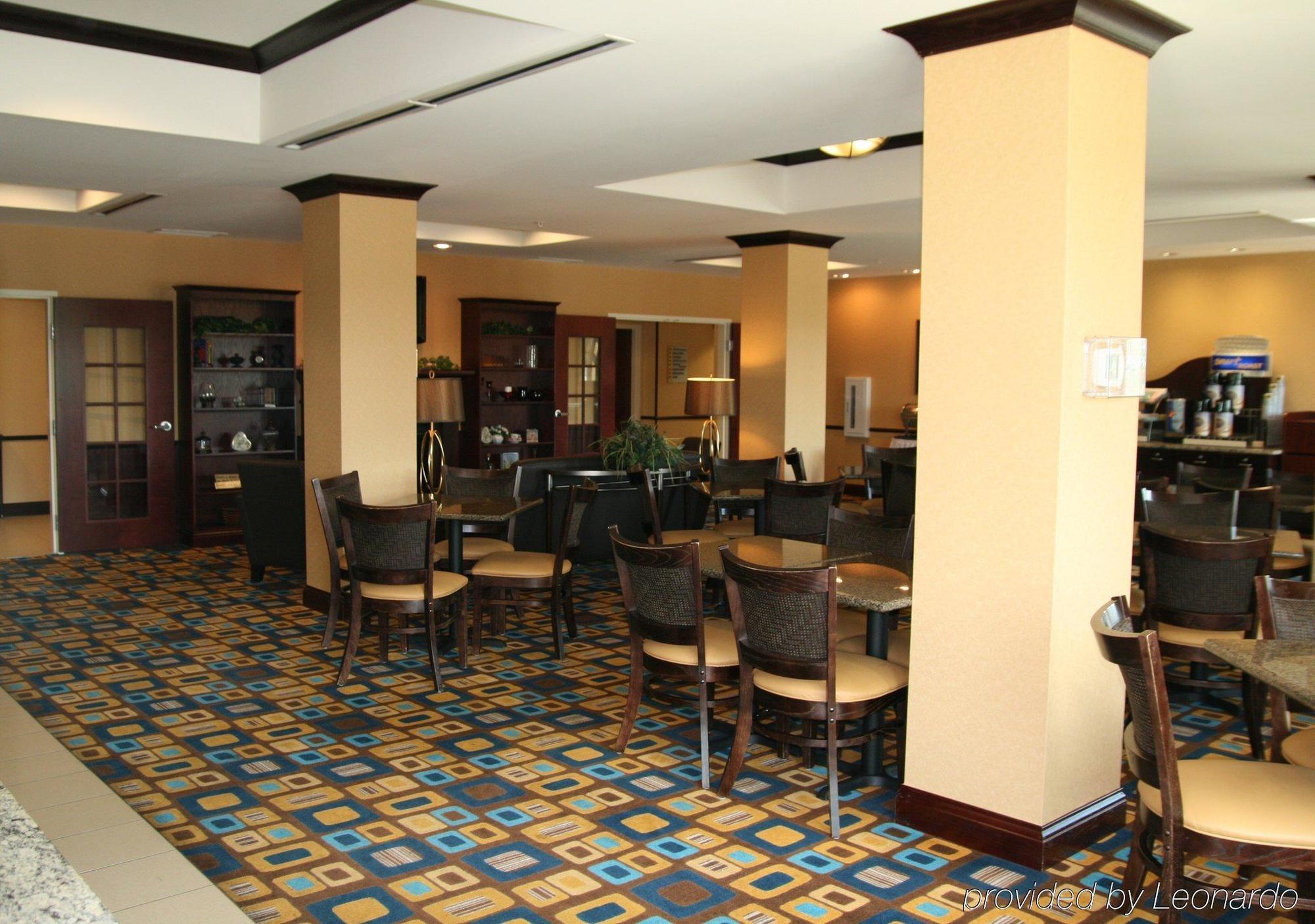 Holiday Inn Express & Suites Youngstown West I 80, An Ihg Hotel Exterior photo