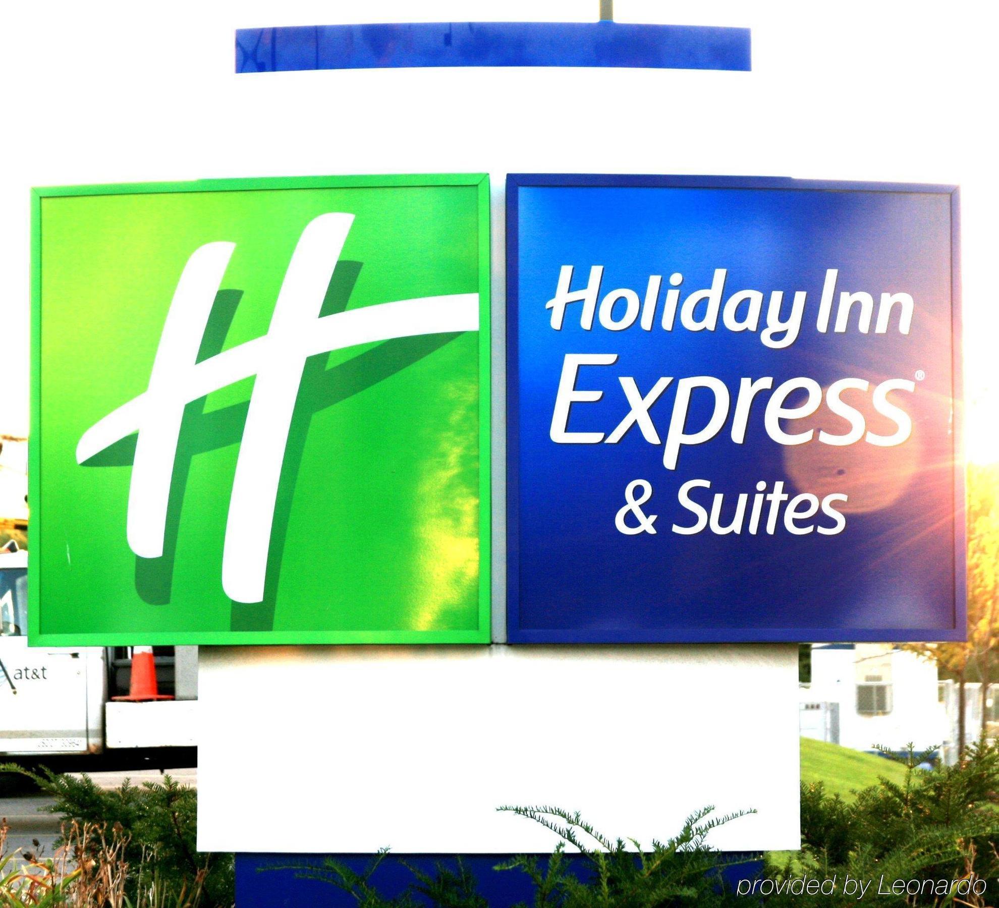 Holiday Inn Express & Suites Youngstown West I 80, An Ihg Hotel Exterior photo