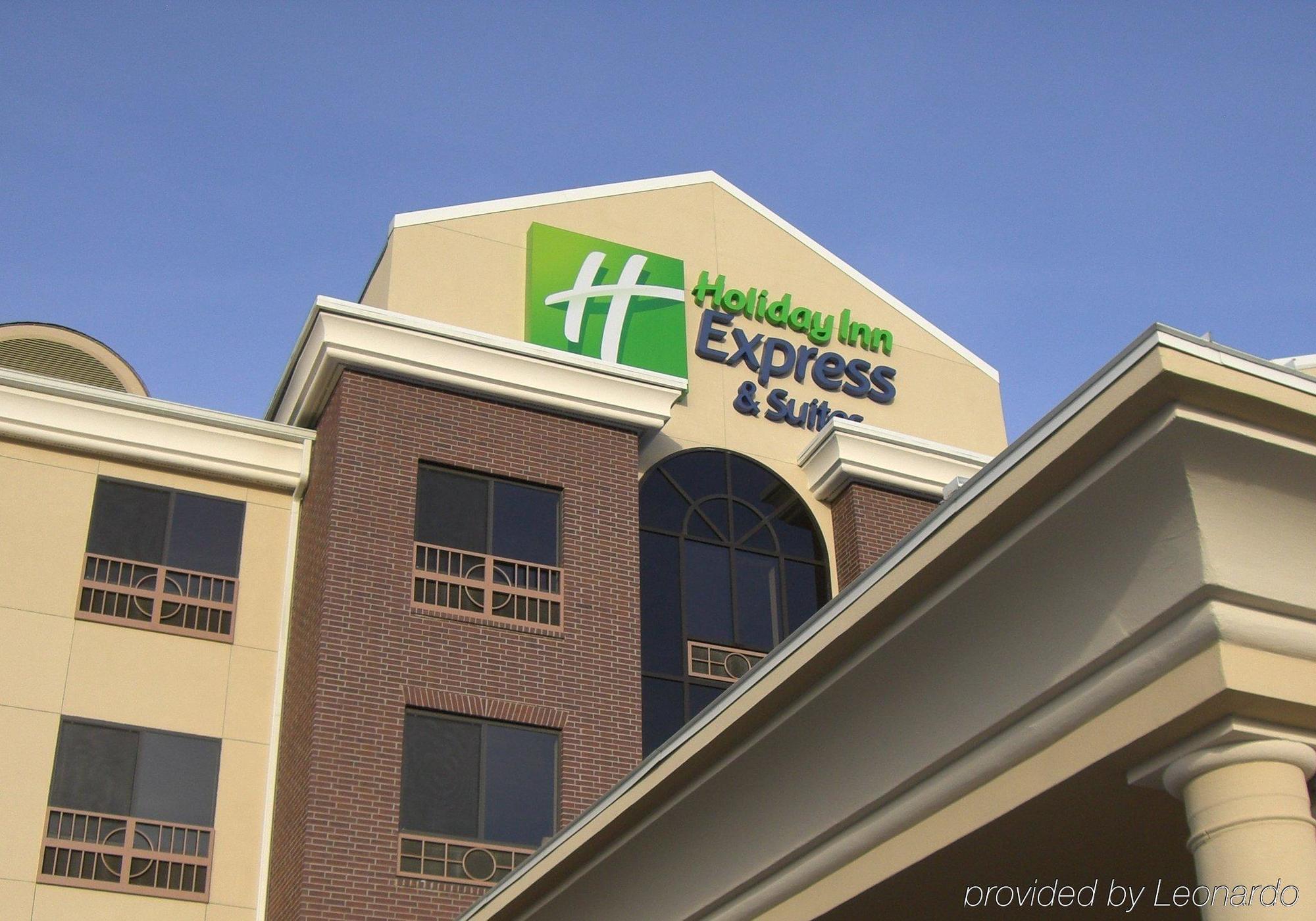 Holiday Inn Express & Suites Youngstown West I 80, An Ihg Hotel Exterior photo