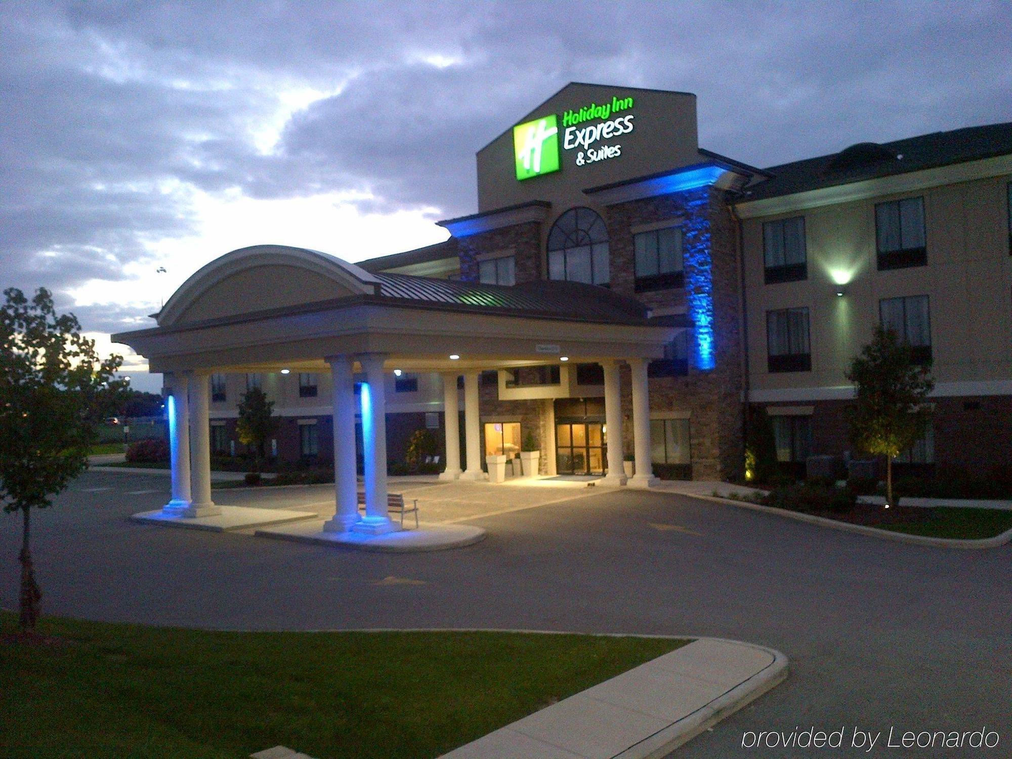 Holiday Inn Express & Suites Youngstown West I 80, An Ihg Hotel Exterior photo
